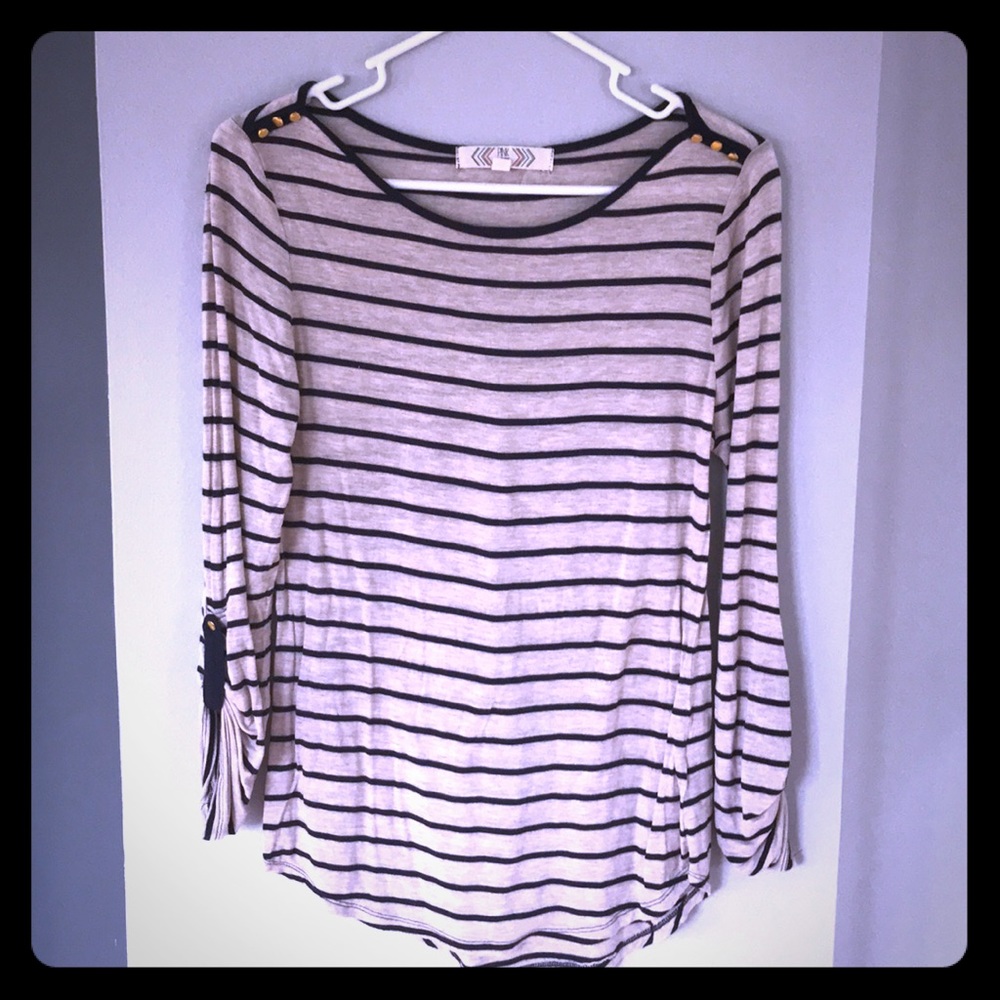 Stretchy comfortable tan and navy top